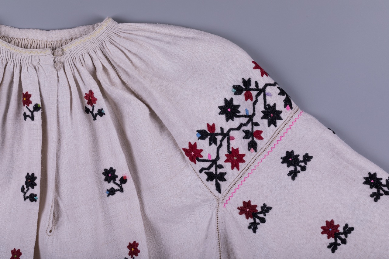 Жіноча вишита сорочка